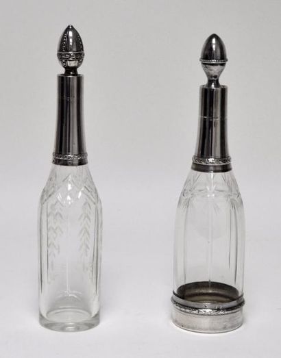 Deux CARAFONS en cristal et argent, le cristal...