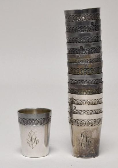 Suite de douze GOBELETS A LIQUEUR en argent,...