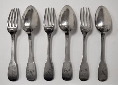 Trois COUVERTS en argent, modèle uni-plat,...