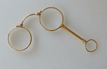 Paire de LORGNONS en or jaune guilloché....