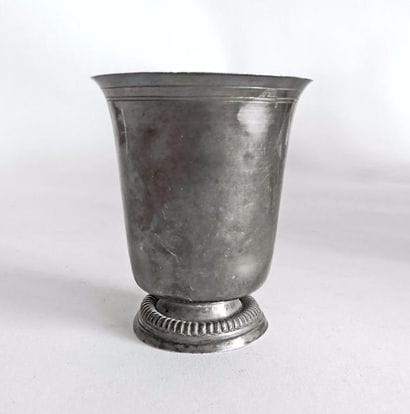 TIMBALE tulipe en argent, le piédouche à...
