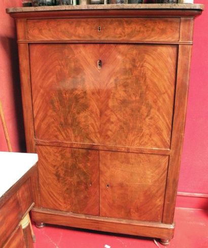 SECRETAIRE vertical, en placage d'acajou,...