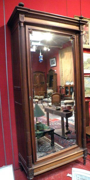 ARMOIRE en acajou ouvrant par une porte à...