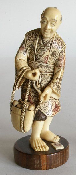 Okimono en ivoire polychrome, marchand de...