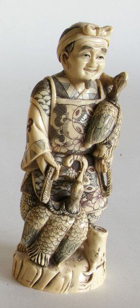Okimono en ivoire polychrome, pêcheur aux...