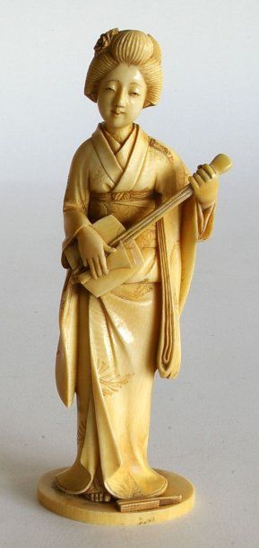 Okimono en ivoire patiné, joueuse de shamisen....