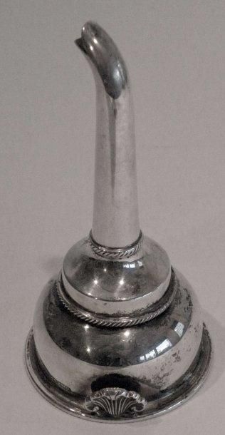 DECANTEUR en métal argenté uni, cerné de...