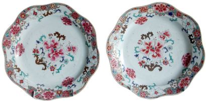 Paire de PLATS en porcelaine de la Compagnie...