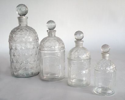 GUERLAIN suite de quatre FLACONS en verre,...