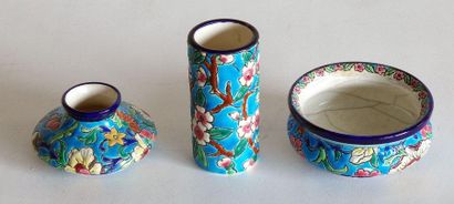 LONGWY. Deux petits VASES, l'un cylindrique,...
