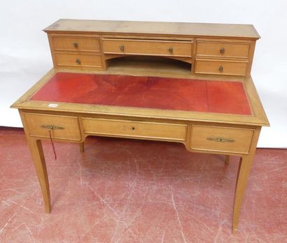 BUREAU à gradin en bois naturel, le plateau...