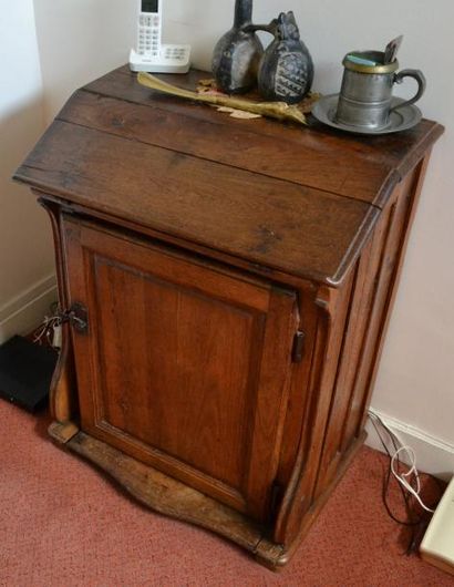 MEUBLE de sacristie formant scriban en bois...