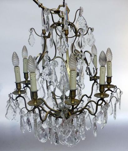 LUSTRE en bronze et pendeloques et poignards...