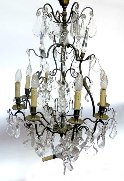 LUSTRE en bronze et pendeloques et poignards...