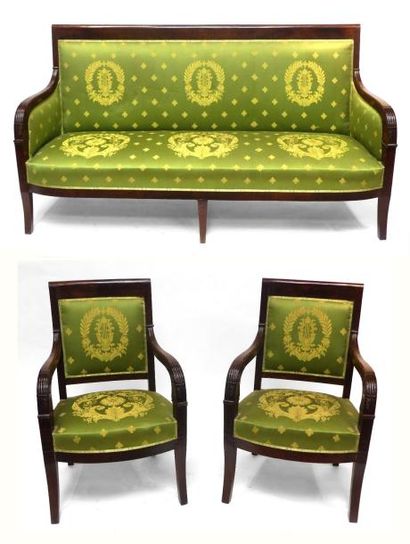 CANAPE et deux FAUTEUILS en acajou, les accotoirs...