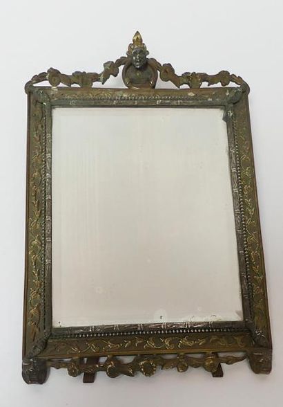 MIROIR à POSER en bronze, le cadre surmonté...