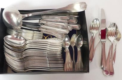 Partie de MENAGERE modèle coquille en métal...
