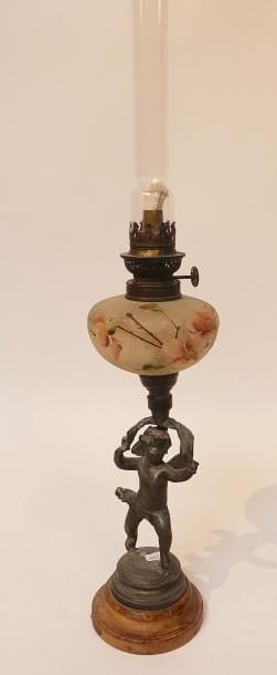 LAMPE à PETROLE soutenu par un angelot en...