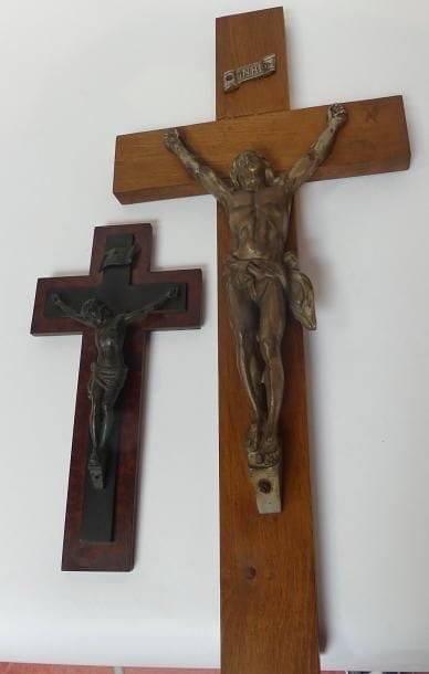 Deux CHRIST en croix sur bois