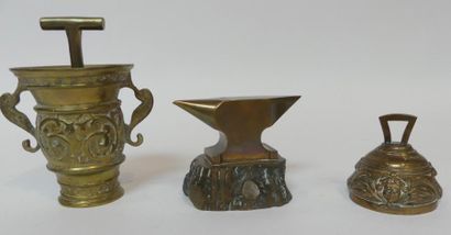 Lot en bronze comprenant un PILON MORTIER,...