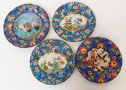 Quatre ASSIETTES de LONGWY à décor d'oiseaux...