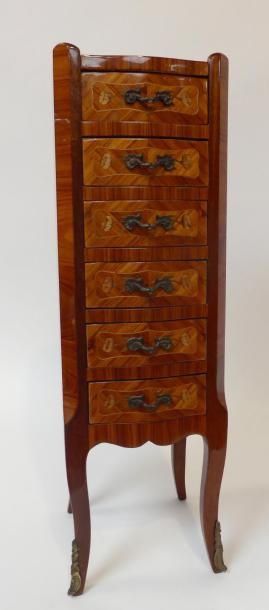 Petit CHIFFONIER de style Louis XV. 67 x...
