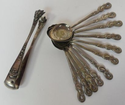 Lot comprenant une PINCE à SUCRE en argent...