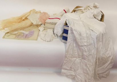 Lot de LINGE dont TORCHONS, ROBES de BAPTEME,...