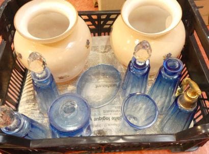 Paire de VASES à décor florale et une PARTIE...