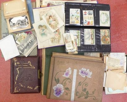 Lot dont CARTES POSTALES, LIVRES, CHROMOS,...