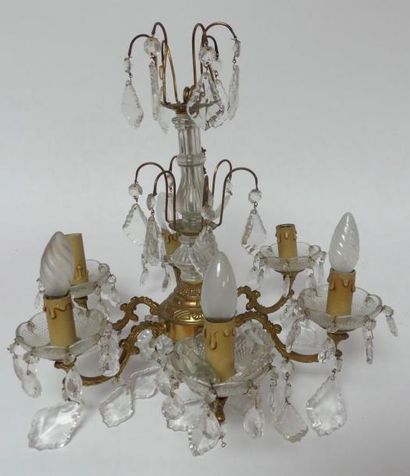 LUSTRE en bronze le fût en verre et pendeloques...
