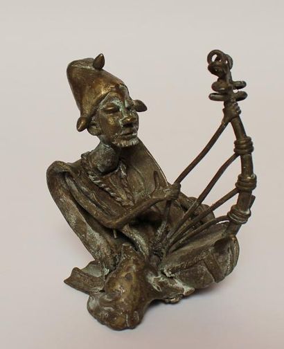 SUJET en bronze figurant un musicien. Af...