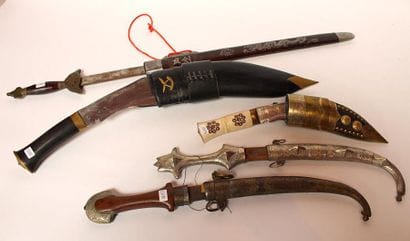 Lot de cinq COUTEAUX et GLAIVE dont Népal...