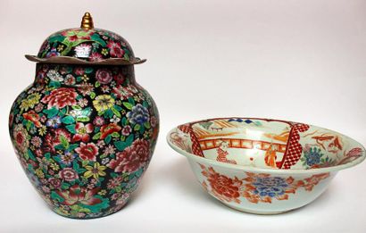VASE couvert en porcelaine de Chine à décor...