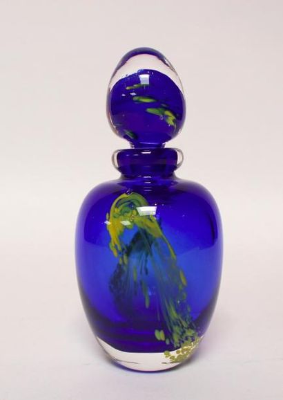 SABA Frères. FLACON en verre soufflé bleu...