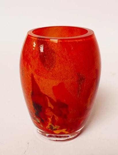 VASE en verre orangé, porte une signatur...