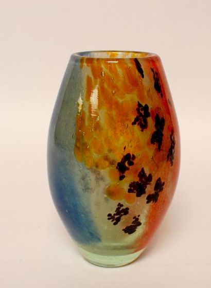 Richard RANISE. VASE en verre soufflé multicolor....