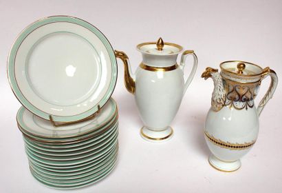 Deux VERSEUSES et une suite d'ASSIETTES en...