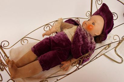 SFBJ. Poupée tête porcelaine et berceau ...