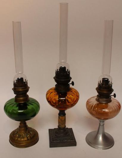Trois LAMPES à PETROLE