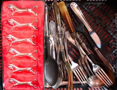 LOT de COUVERTS divers et douze PORTE-COUTEAUX...