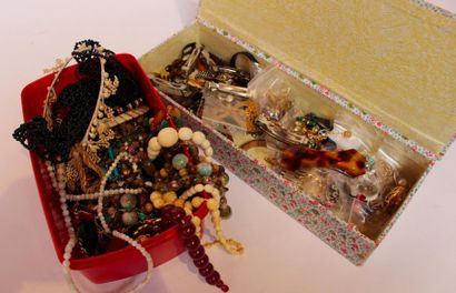 Lot de BIJOUX FANTAISIE, BARETTES à cheveux,...