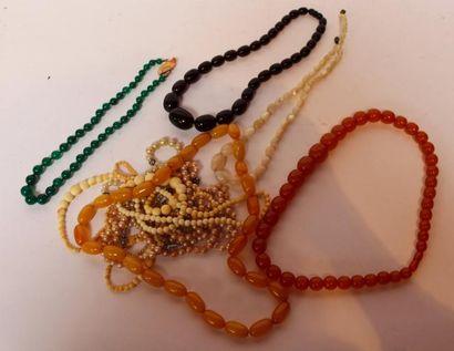Lot de COLLIERS FANTAISIES, nacre, pierres...