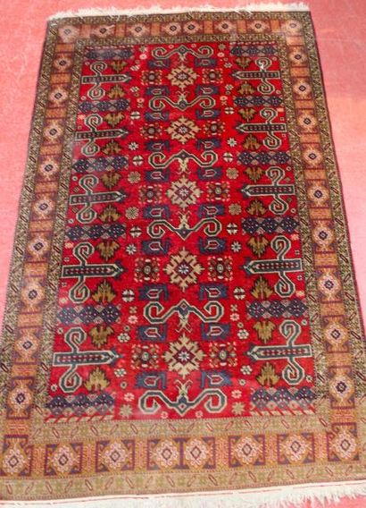 Fin TAPIS à fond rouge 182 x 110 cm
