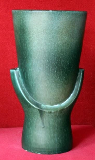 MADOURA. VASE en ceramique verte, à motif...