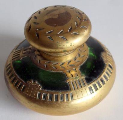 ENCRIER en verre vert garni de laiton ajouré....