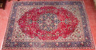 Grand TAPIS rouge à médaillon central bleu...