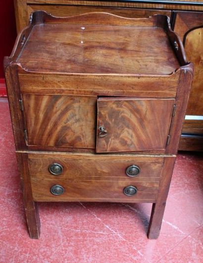Curieux CHEVET en bois naturel, à deux vantaux,...