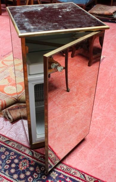 MINIBAR, les faces et le plateau foncés de...