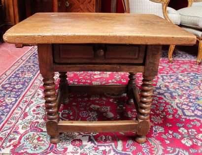 Petite TABLE en bois naturel, le piétement...